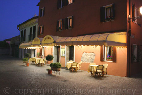 Das restaurant bucintoro caorle bei nacht foto