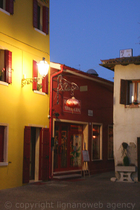 Das restaurant la nuova hong kong caorle bei nacht foto
