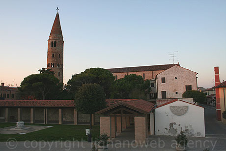 Der dom von caorle vom strand aus gesehen foto