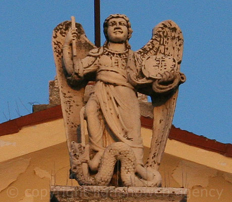 Der engel statue an der kirche santuario della beata vergine von caorle foto