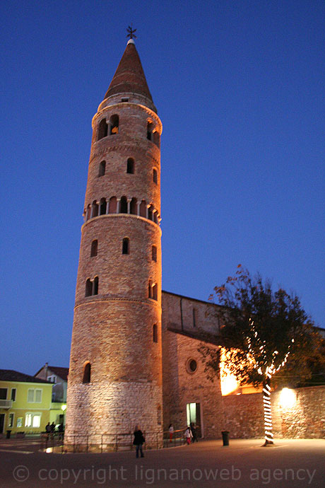 Der glockenturm von caorle bei nacht foto