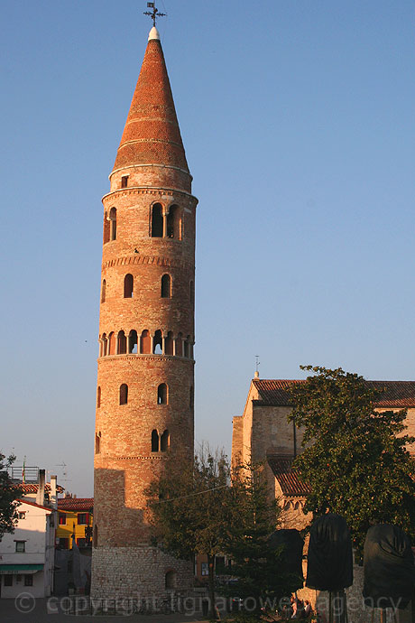 Der glockenturm von caorle foto