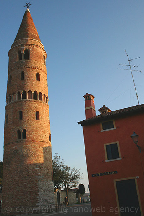 Der glockenturm von der dom von caorle foto