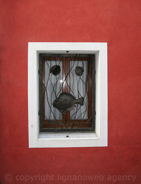 Finestra casa caorle foto