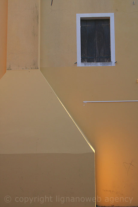 Finestra e colore su un muro di caorle foto