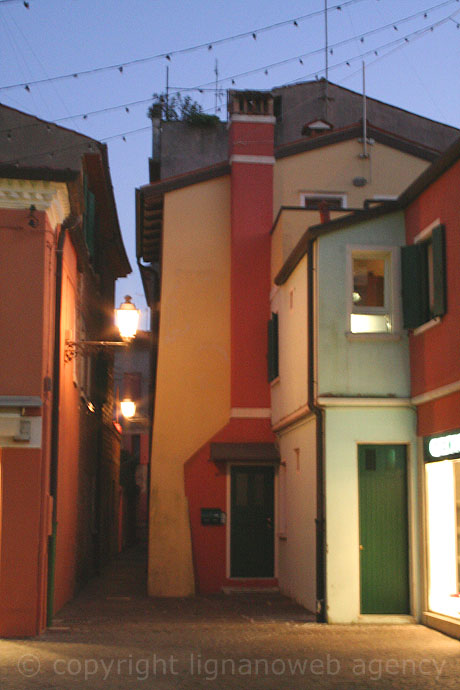 Viale nel centro di caorle di notte foto