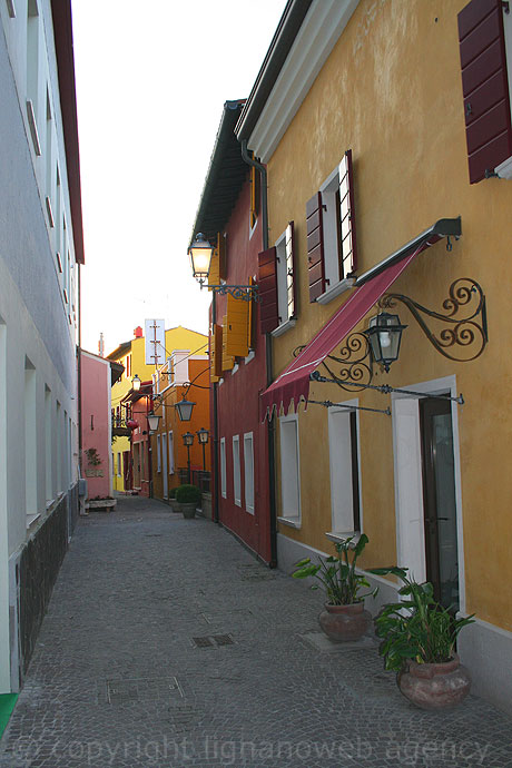 Viale nel centro di caorle foto