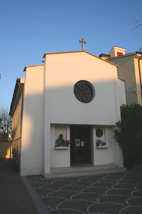 Biserica in centrul localitatii caorle foto